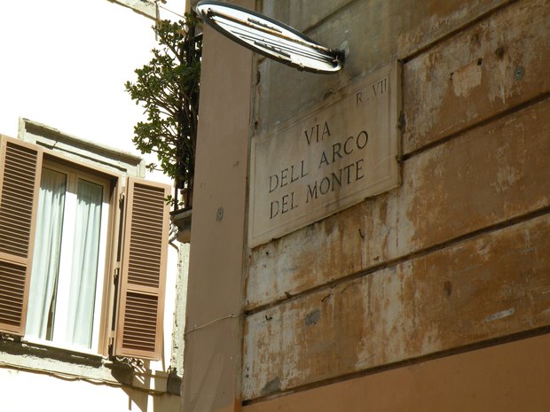  plaque de rue et fenêtre